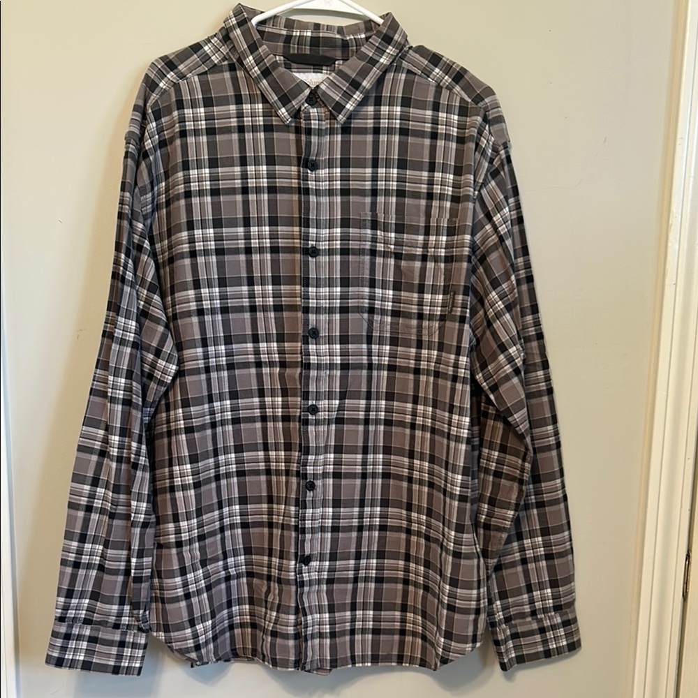 Columbia Black and Gray Casual Button Down Shirt. Size XL.
